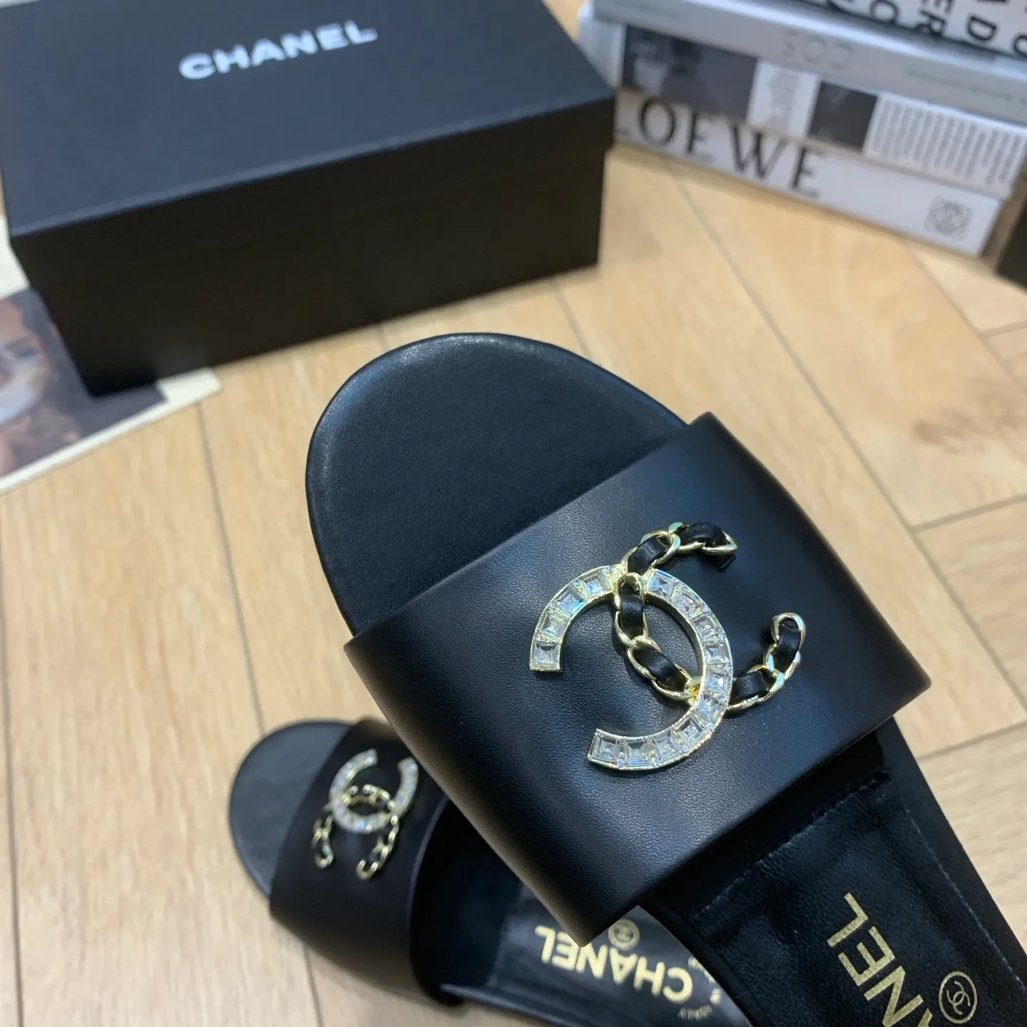 👟👟Ex-factory price 480👟👟 🍀CHANEL2025 Xiaoxiang spring and summer new popular double C diamond buckle flat slippers Material: original calfskin Lining: original inner sheepskin Foot pads: sheepskin Outsole: genuine leather outsole Size: 35-41 (40/41 fixed) 👉